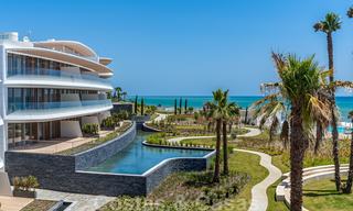 Moderna villa de lujo en venta lista para mudarse, en primera línea de playa en un exclusivo complejo en Estepona, Costa del Sol 28229 
