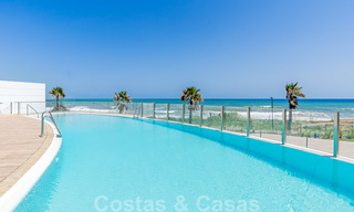 Moderna villa de lujo en venta lista para mudarse, en primera línea de playa en un exclusivo complejo en Estepona, Costa del Sol 28230 