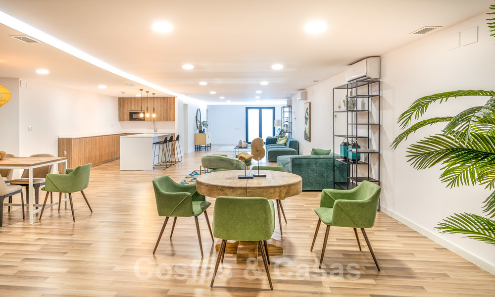 Moderna villa de lujo en venta lista para mudarse, en primera línea de playa en un exclusivo complejo en Estepona, Costa del Sol 28233