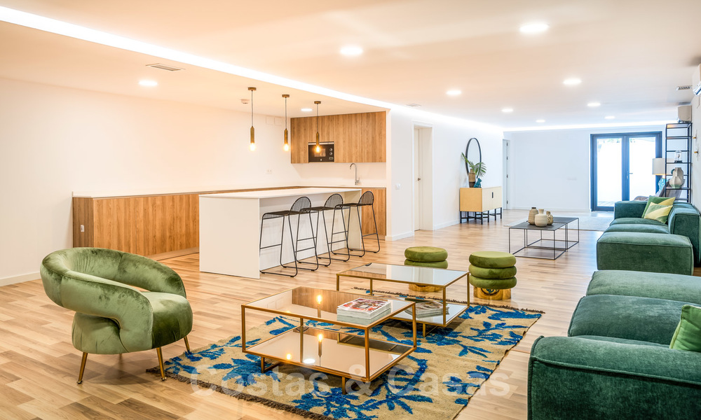 Moderna villa de lujo en venta lista para mudarse, en primera línea de playa en un exclusivo complejo en Estepona, Costa del Sol 28234