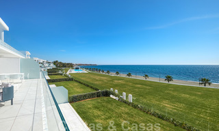 Reventa privada. Apartamento ultra lujoso y vanguardista frente a la playa en venta en un exclusivo complejo en la Nueva Milla de Oro, Estepona - Marbella 28686 
