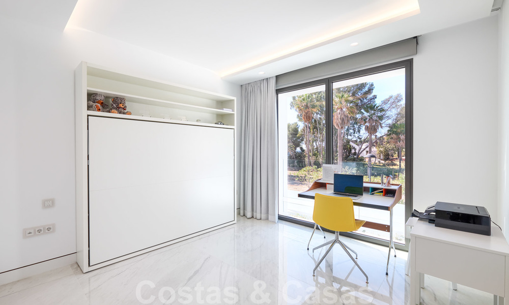 Reventa privada. Apartamento ultra lujoso y vanguardista frente a la playa en venta en un exclusivo complejo en la Nueva Milla de Oro, Estepona - Marbella 28690