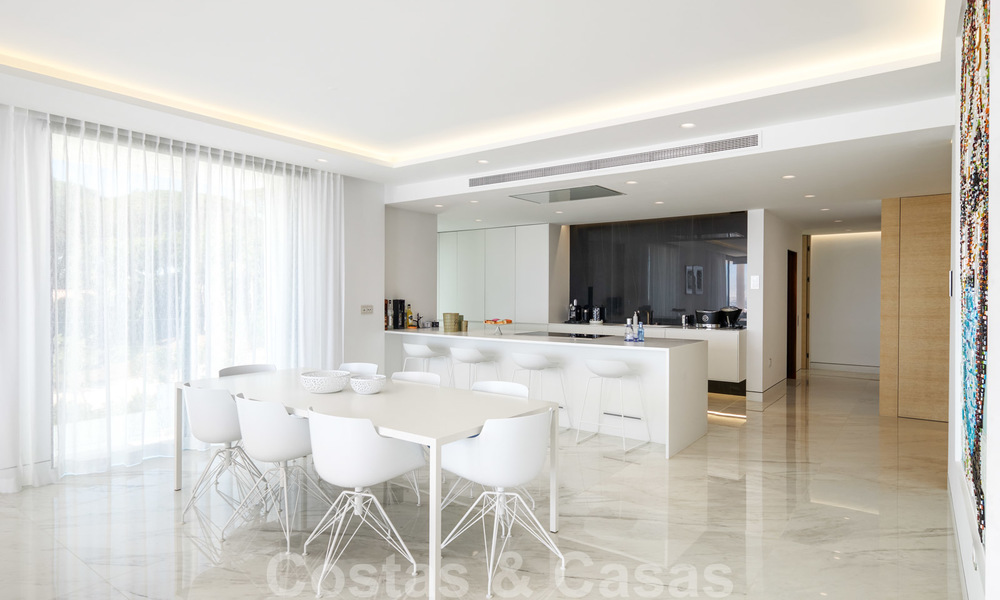 Reventa privada. Apartamento ultra lujoso y vanguardista frente a la playa en venta en un exclusivo complejo en la Nueva Milla de Oro, Estepona - Marbella 28693