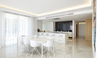 Reventa privada. Apartamento ultra lujoso y vanguardista frente a la playa en venta en un exclusivo complejo en la Nueva Milla de Oro, Estepona - Marbella 28693 