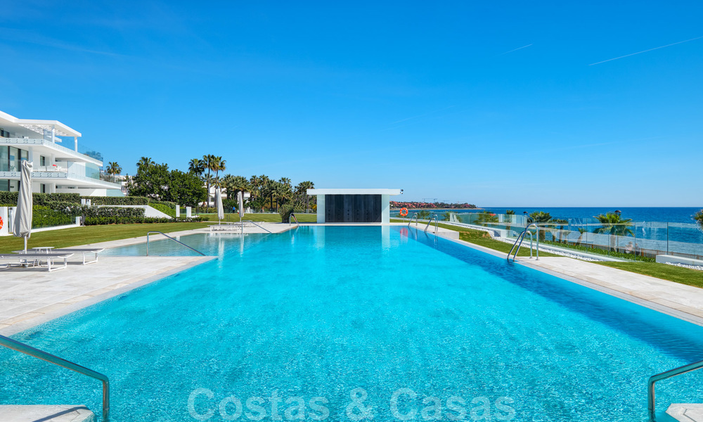 Reventa privada. Apartamento ultra lujoso y vanguardista frente a la playa en venta en un exclusivo complejo en la Nueva Milla de Oro, Estepona - Marbella 28701