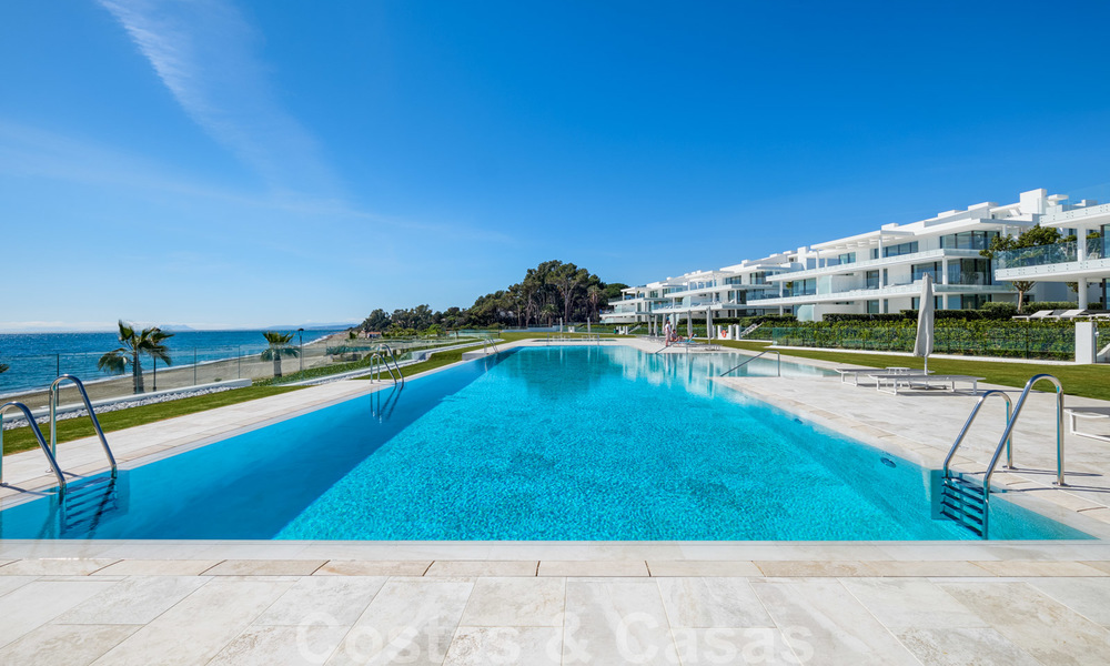 Reventa privada. Apartamento ultra lujoso y vanguardista frente a la playa en venta en un exclusivo complejo en la Nueva Milla de Oro, Estepona - Marbella 28702