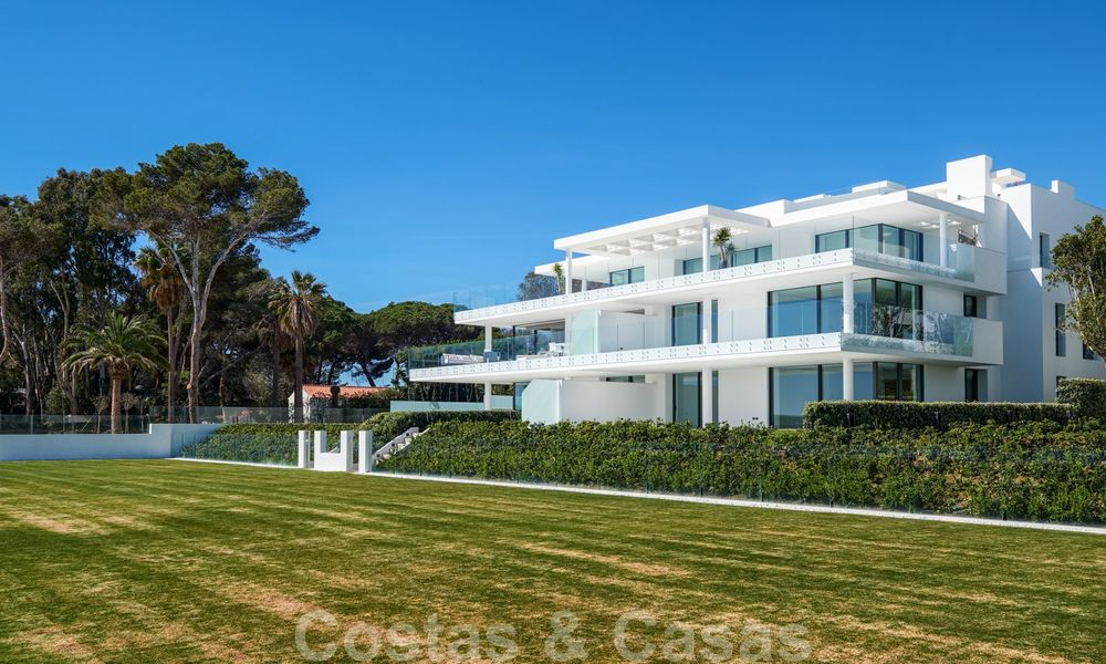 Reventa privada. Apartamento ultra lujoso y vanguardista frente a la playa en venta en un exclusivo complejo en la Nueva Milla de Oro, Estepona - Marbella 28703