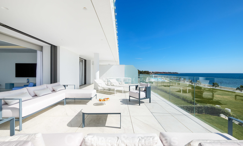 Reventa privada. Apartamento ultra lujoso y vanguardista frente a la playa en venta en un exclusivo complejo en la Nueva Milla de Oro, Estepona - Marbella 28712