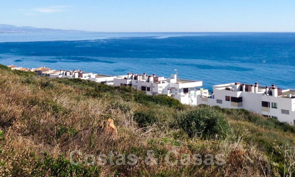 Se vende una elegante villa de diseño contemporáneo con vistas panorámicas al mar, cerca de Estepona 28924