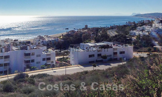 Se vende una elegante villa de diseño contemporáneo con vistas panorámicas al mar, cerca de Estepona 28926 