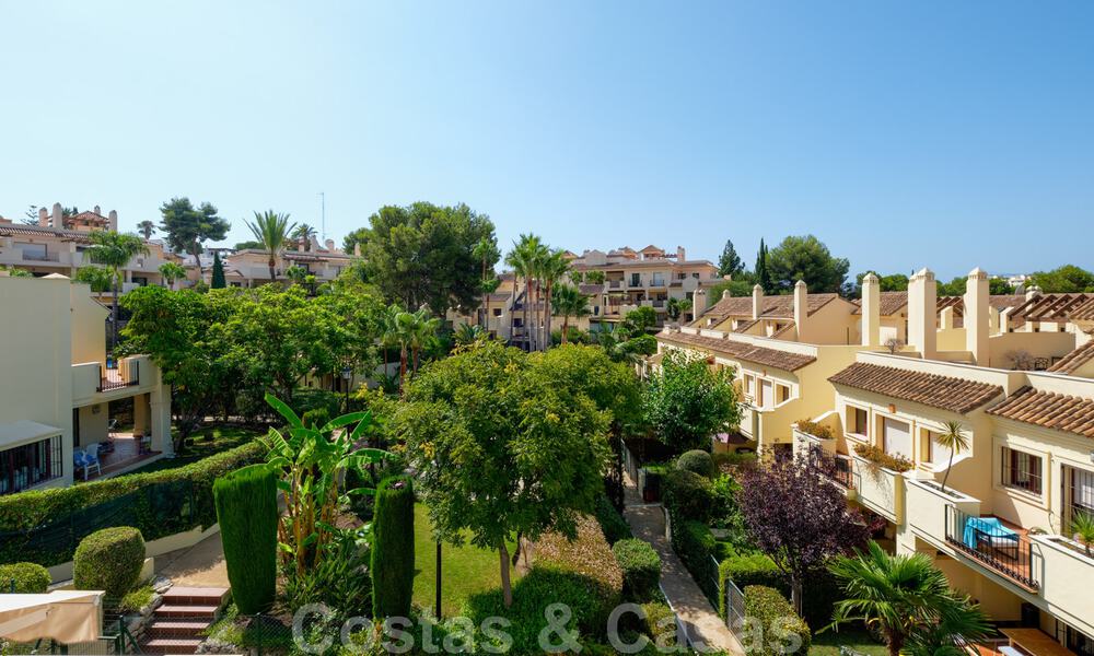 Apartamentos y casas adosadas en venta a poca distancia de servicios y del Puerto Banús en Nueva Andalucía, Marbella. 29280