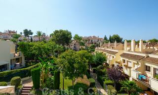 Apartamentos y casas adosadas en venta a poca distancia de servicios y del Puerto Banús en Nueva Andalucía, Marbella. 29280 