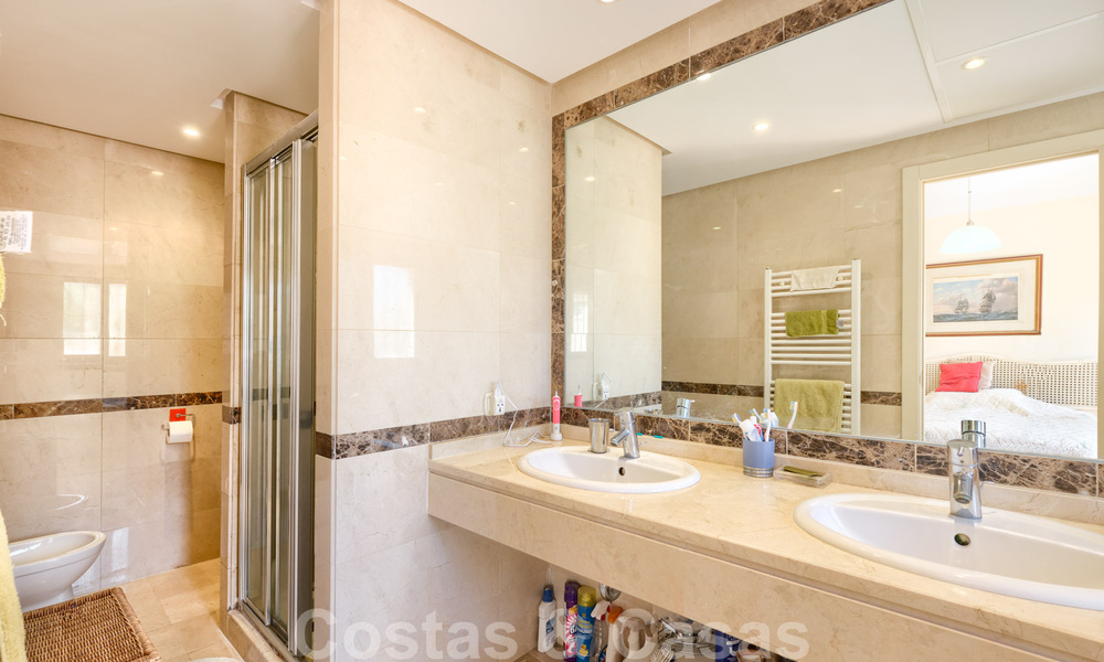 Apartamentos y casas adosadas en venta a poca distancia de servicios y del Puerto Banús en Nueva Andalucía, Marbella. 29286