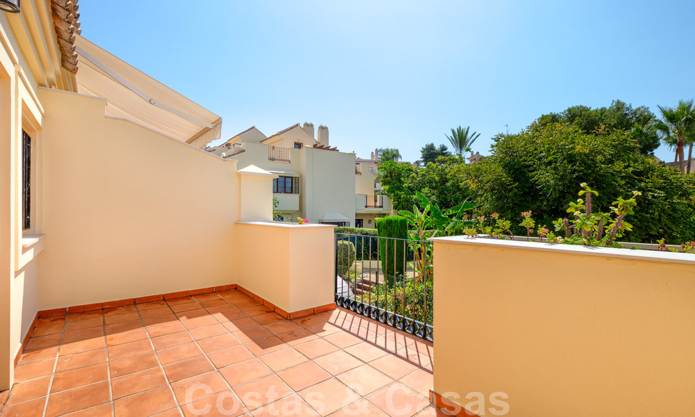 Apartamentos y casas adosadas en venta a poca distancia de servicios y del Puerto Banús en Nueva Andalucía, Marbella. 29288