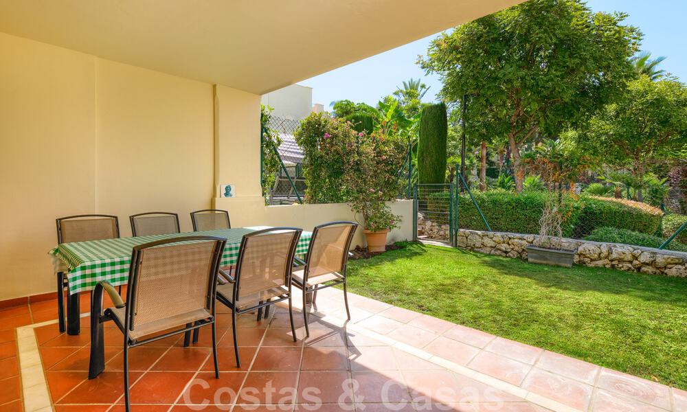Apartamentos y casas adosadas en venta a poca distancia de servicios y del Puerto Banús en Nueva Andalucía, Marbella. 29290