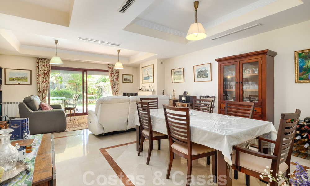 Apartamentos y casas adosadas en venta a poca distancia de servicios y del Puerto Banús en Nueva Andalucía, Marbella. 29293