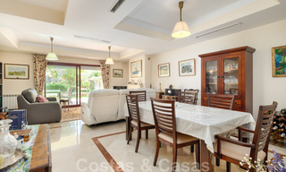 Apartamentos y casas adosadas en venta a poca distancia de servicios y del Puerto Banús en Nueva Andalucía, Marbella. 29293 