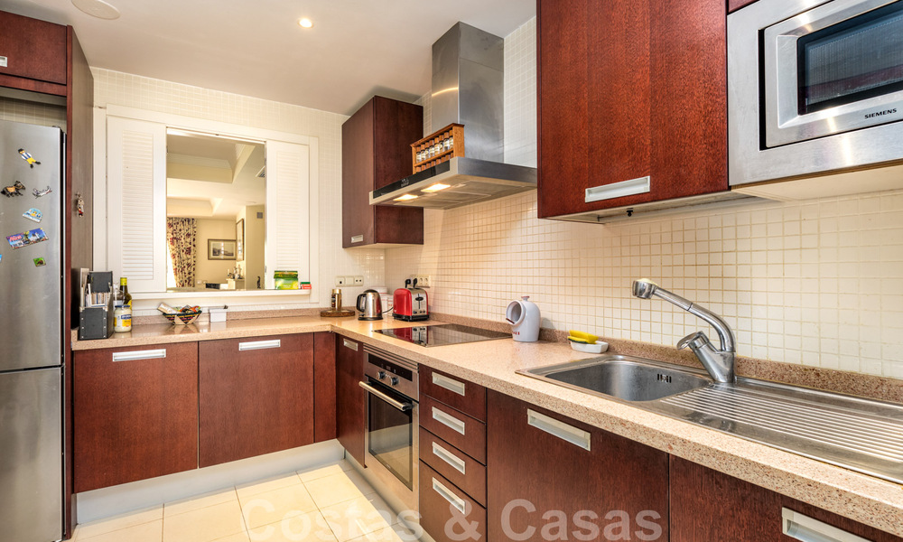 Apartamentos y casas adosadas en venta a poca distancia de servicios y del Puerto Banús en Nueva Andalucía, Marbella. 29295