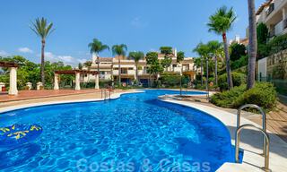 Apartamentos y casas adosadas en venta a poca distancia de servicios y del Puerto Banús en Nueva Andalucía, Marbella. 29301 