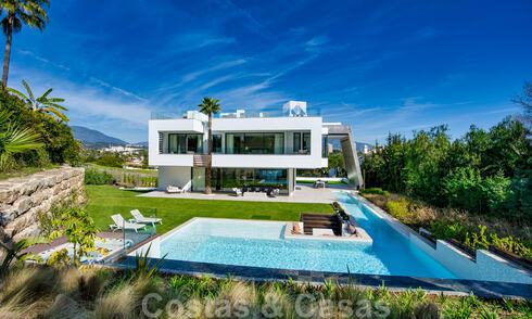 Moderna villa lista para mudarse en venta a poca distancia de los servicios y Puerto Banús en Nueva Andalucía, Marbella 30702