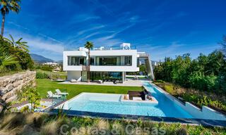 Moderna villa lista para mudarse en venta a poca distancia de los servicios y Puerto Banús en Nueva Andalucía, Marbella 30702 