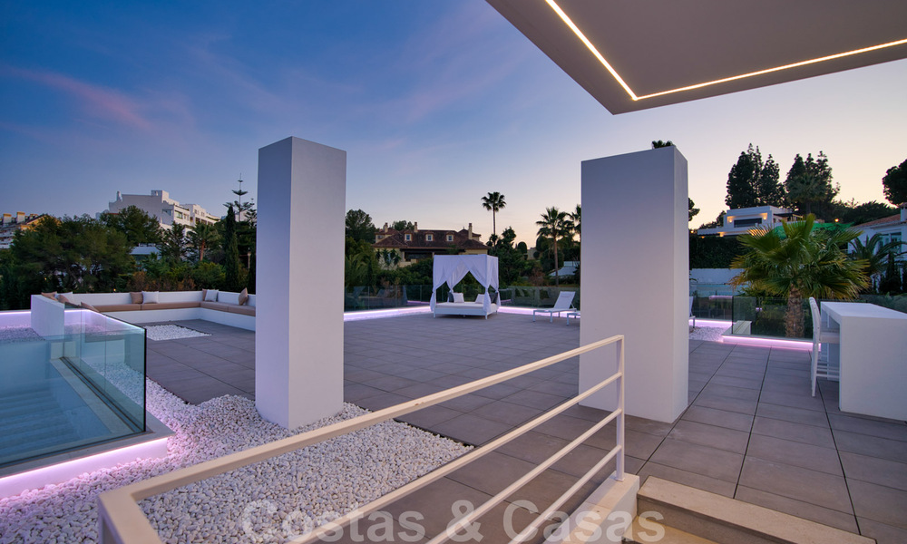 Moderna villa lista para mudarse en venta a poca distancia de los servicios y Puerto Banús en Nueva Andalucía, Marbella 30706