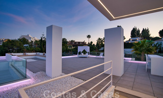 Moderna villa lista para mudarse en venta a poca distancia de los servicios y Puerto Banús en Nueva Andalucía, Marbella 30706 