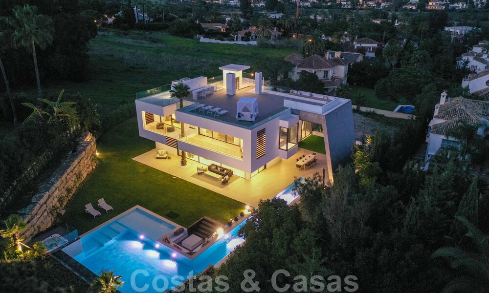 Moderna villa lista para mudarse en venta a poca distancia de los servicios y Puerto Banús en Nueva Andalucía, Marbella 30710
