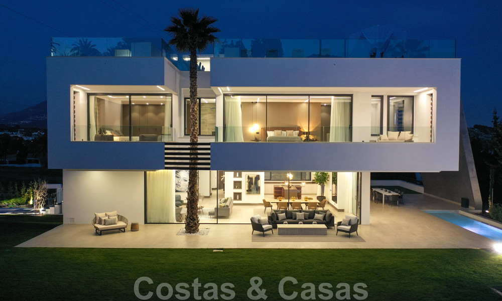 Moderna villa lista para mudarse en venta a poca distancia de los servicios y Puerto Banús en Nueva Andalucía, Marbella 30711