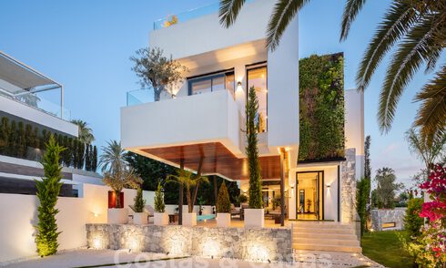 Villa de lujo en venta en una urbanización de renombre en primera línea de playa en la Milla de Oro de Marbella. Lista para entrar a vivir. 57228