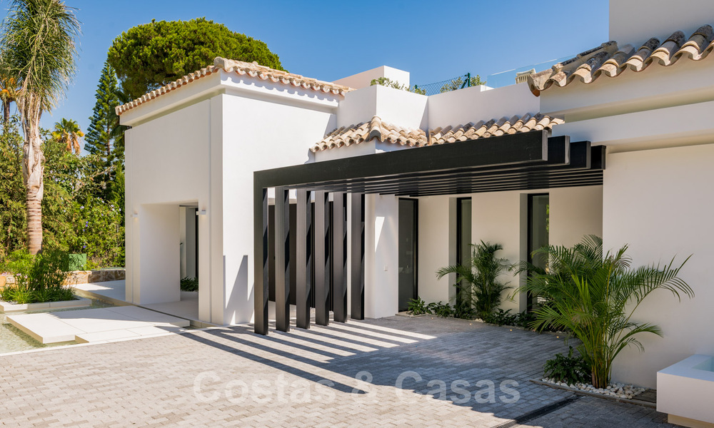 Villa de lujo reformada de estilo contemporáneo en venta, cerca de los servicios en el valle del golf de Nueva Andalucía, Marbella 31744