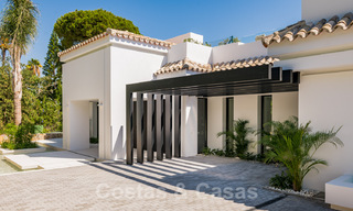 Villa de lujo reformada de estilo contemporáneo en venta, cerca de los servicios en el valle del golf de Nueva Andalucía, Marbella 31744 