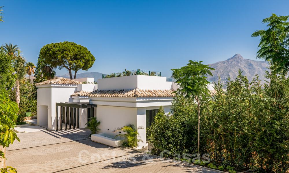 Villa de lujo reformada de estilo contemporáneo en venta, cerca de los servicios en el valle del golf de Nueva Andalucía, Marbella 31753