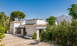 Villa de lujo reformada de estilo contemporáneo en venta, cerca de los servicios en el valle del golf de Nueva Andalucía, Marbella 31753 