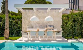 Villa de lujo reformada de estilo contemporáneo en venta, cerca de los servicios en el valle del golf de Nueva Andalucía, Marbella 31760 