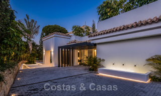 Villa de lujo reformada de estilo contemporáneo en venta, cerca de los servicios en el valle del golf de Nueva Andalucía, Marbella 31785 