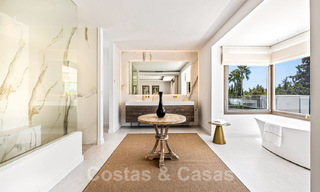 Lujosa villa en venta en un estilo atemporal, cerca de todos los servicios y el golf en la Nueva Milla de Oro entre Marbella y Estepona 31795 