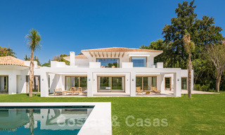 Lujosa villa en venta en un estilo atemporal, cerca de todos los servicios y el golf en la Nueva Milla de Oro entre Marbella y Estepona 31803 