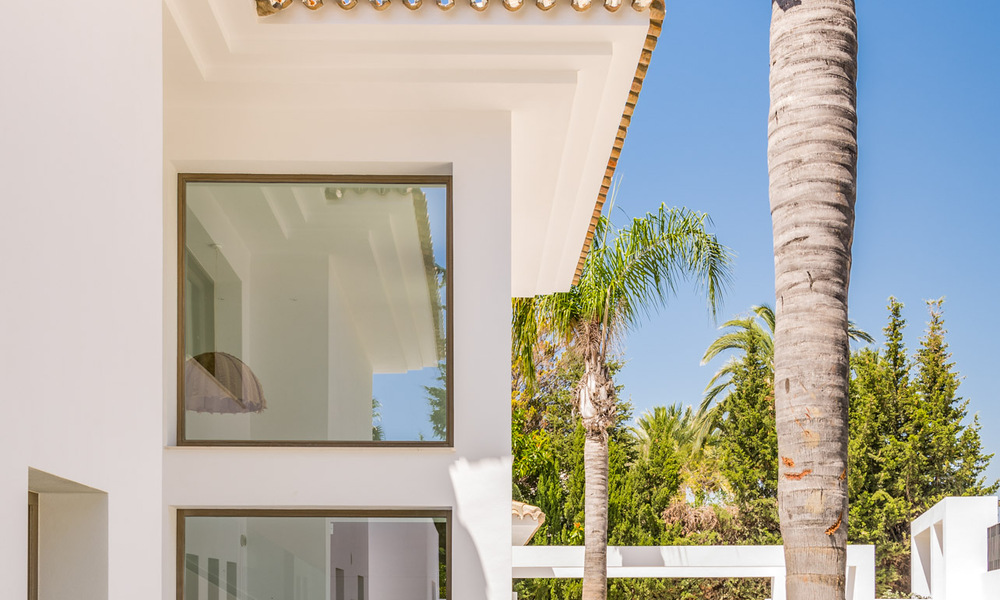 Lujosa villa en venta en un estilo atemporal, cerca de todos los servicios y el golf en la Nueva Milla de Oro entre Marbella y Estepona 31807