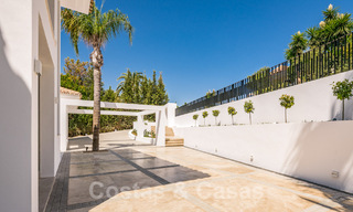 Lujosa villa en venta en un estilo atemporal, cerca de todos los servicios y el golf en la Nueva Milla de Oro entre Marbella y Estepona 31815 