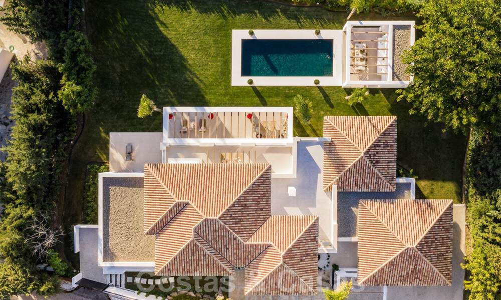 Lujosa villa en venta en un estilo atemporal, cerca de todos los servicios y el golf en la Nueva Milla de Oro entre Marbella y Estepona 31821