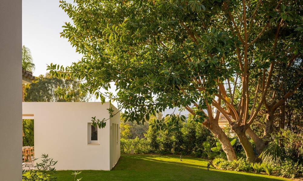 Lujosa villa en venta en un estilo atemporal, cerca de todos los servicios y el golf en la Nueva Milla de Oro entre Marbella y Estepona 31825