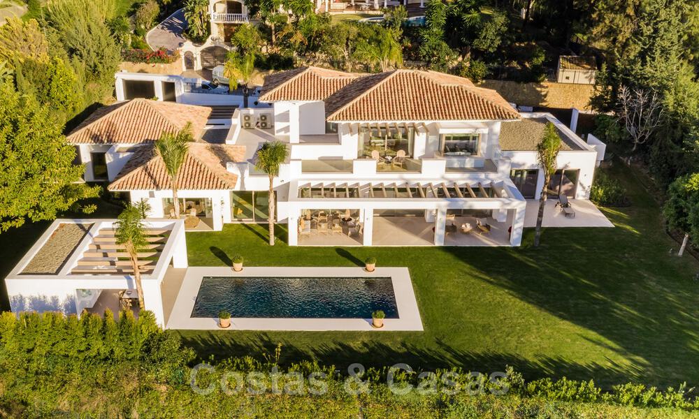 Lujosa villa en venta en un estilo atemporal, cerca de todos los servicios y el golf en la Nueva Milla de Oro entre Marbella y Estepona 31826