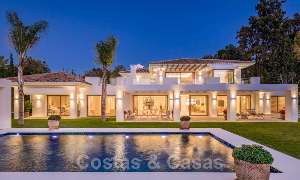 Lujosa villa en venta en un estilo atemporal, cerca de todos los servicios y el golf en la Nueva Milla de Oro entre Marbella y Estepona 31844