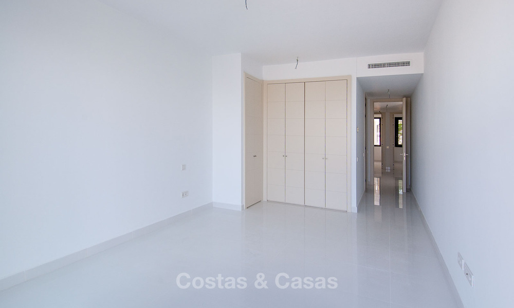 Apartamento moderno de 3 dormitorios en venta con vistas al mar en un complejo en primera línea de golf en Benahavis - Marbella 32534