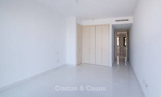 Apartamento moderno de 3 dormitorios en venta con vistas al mar en un complejo en primera línea de golf en Benahavis - Marbella 32534 