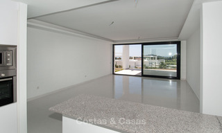 Apartamento moderno de 3 dormitorios en venta con vistas al mar en un complejo en primera línea de golf en Benahavis - Marbella 32535 