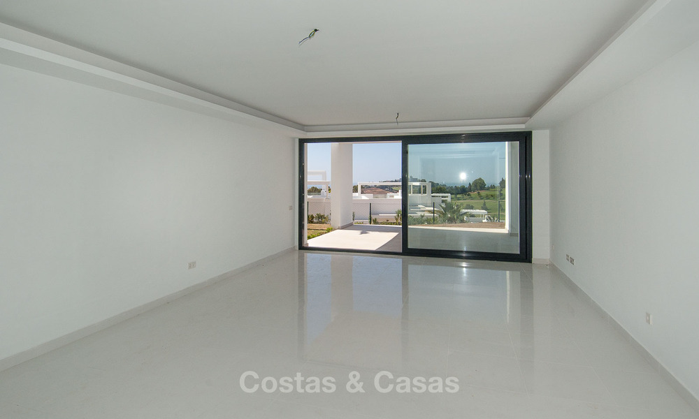 Apartamento moderno de 3 dormitorios en venta con vistas al mar en un complejo en primera línea de golf en Benahavis - Marbella 32536