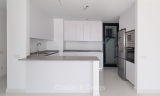 Apartamento moderno de 3 dormitorios en venta con vistas al mar en un complejo en primera línea de golf en Benahavis - Marbella 32537 