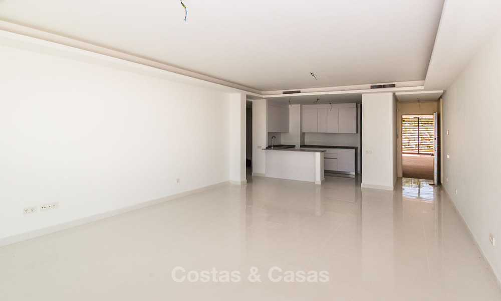 Apartamento moderno de 3 dormitorios en venta con vistas al mar en un complejo en primera línea de golf en Benahavis - Marbella 32538